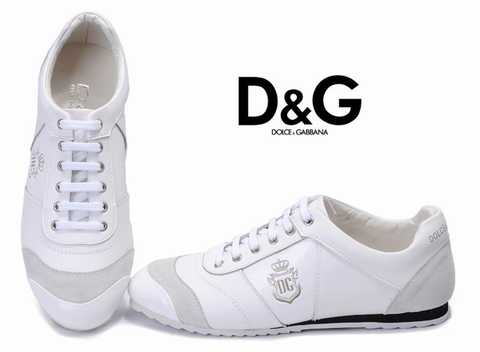 La qualité principale est un cuir souple très légère supérieure qui permet la chaussure de fléchir à la forme du pied .